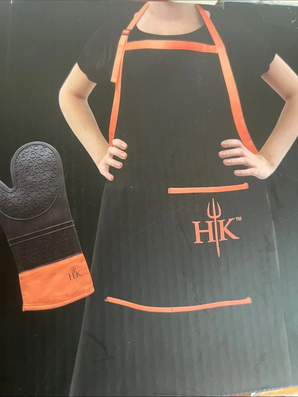 Hell’s kitchen BBQ Apron and Silicone Mitt Set chef set